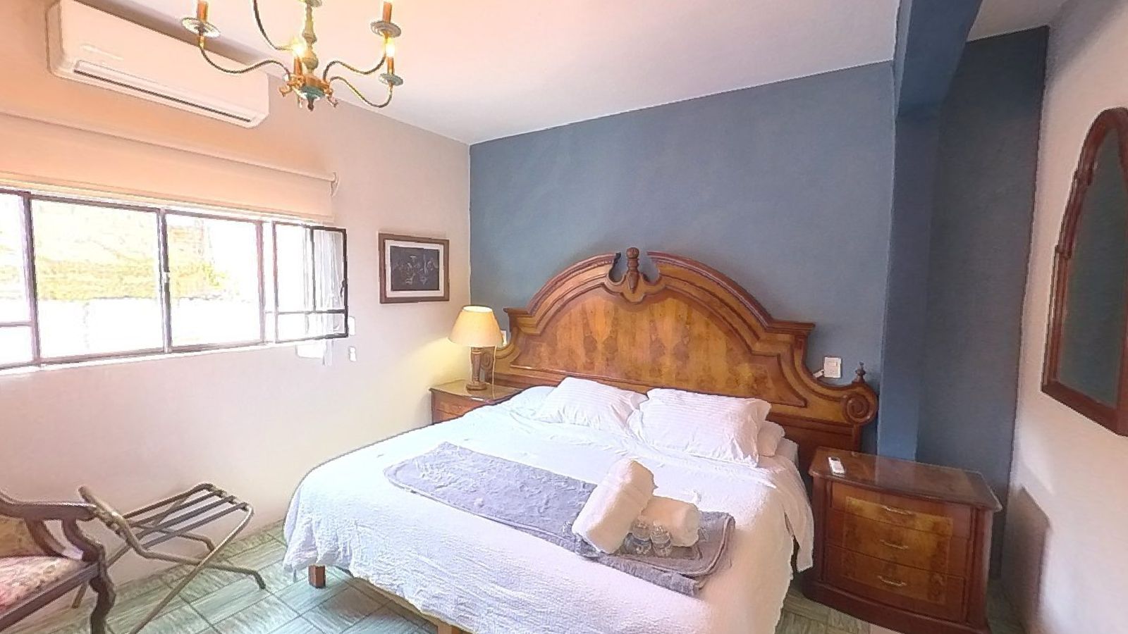 Habitación de hotel con cama y ventana, vista desde un recorrido 360°