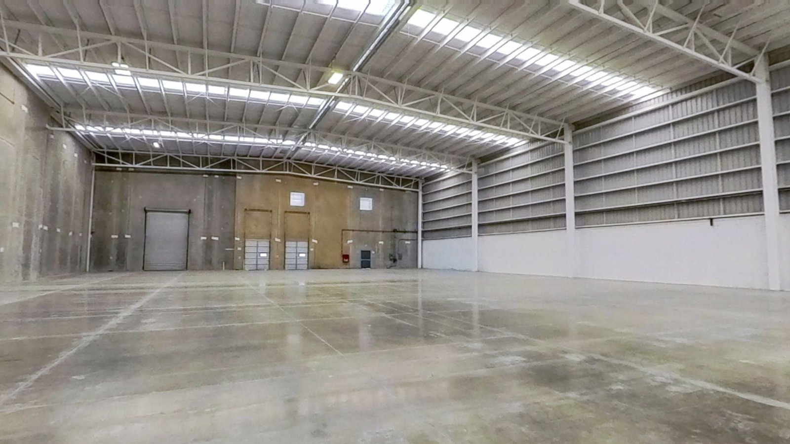 Interior de una nave industrial vacía en un recorrido 3D de ejemplo